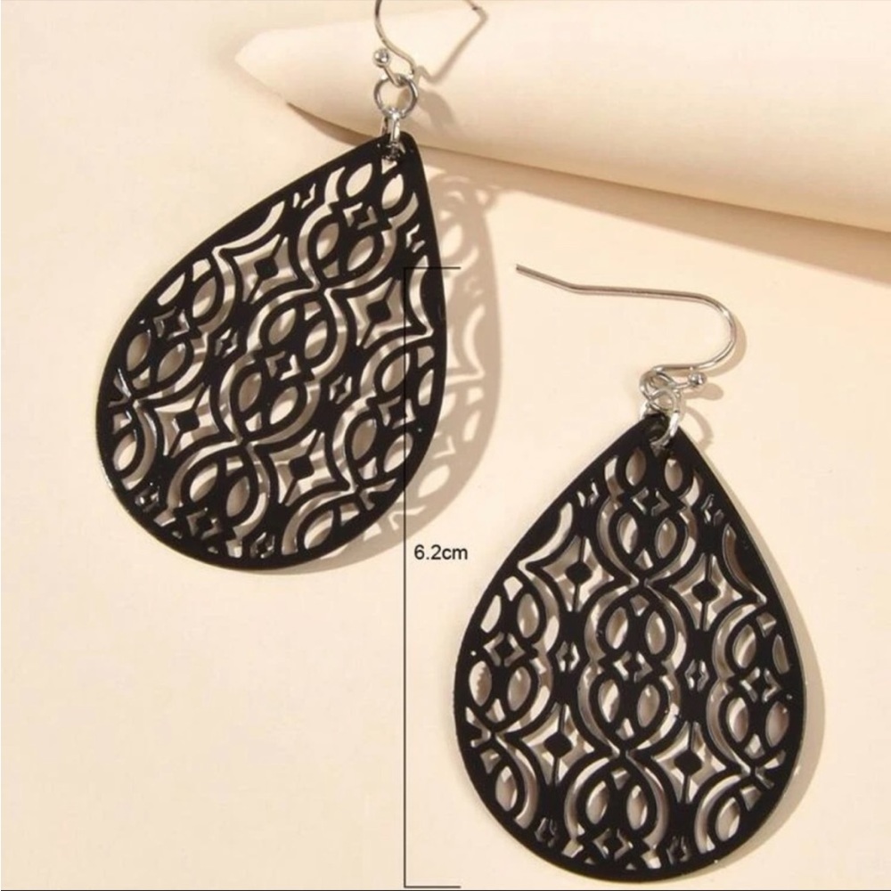 black elegant hollow hoop earring - Picture 3 of 3